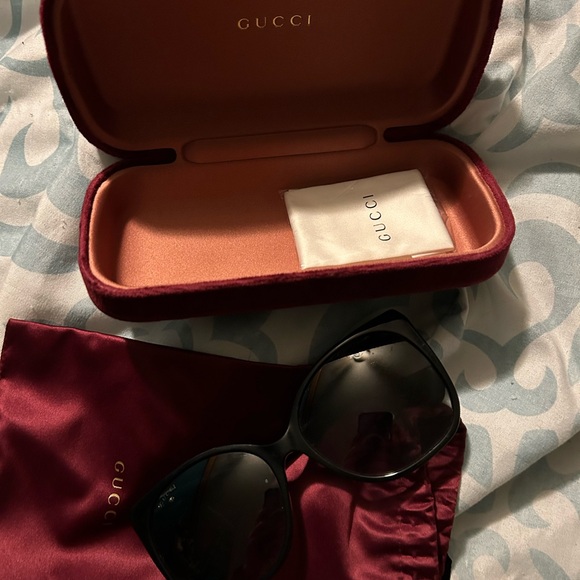 Authentic🔥Black Gucci oversized sunglasses, gently used- with case - Picture 1 of 4
